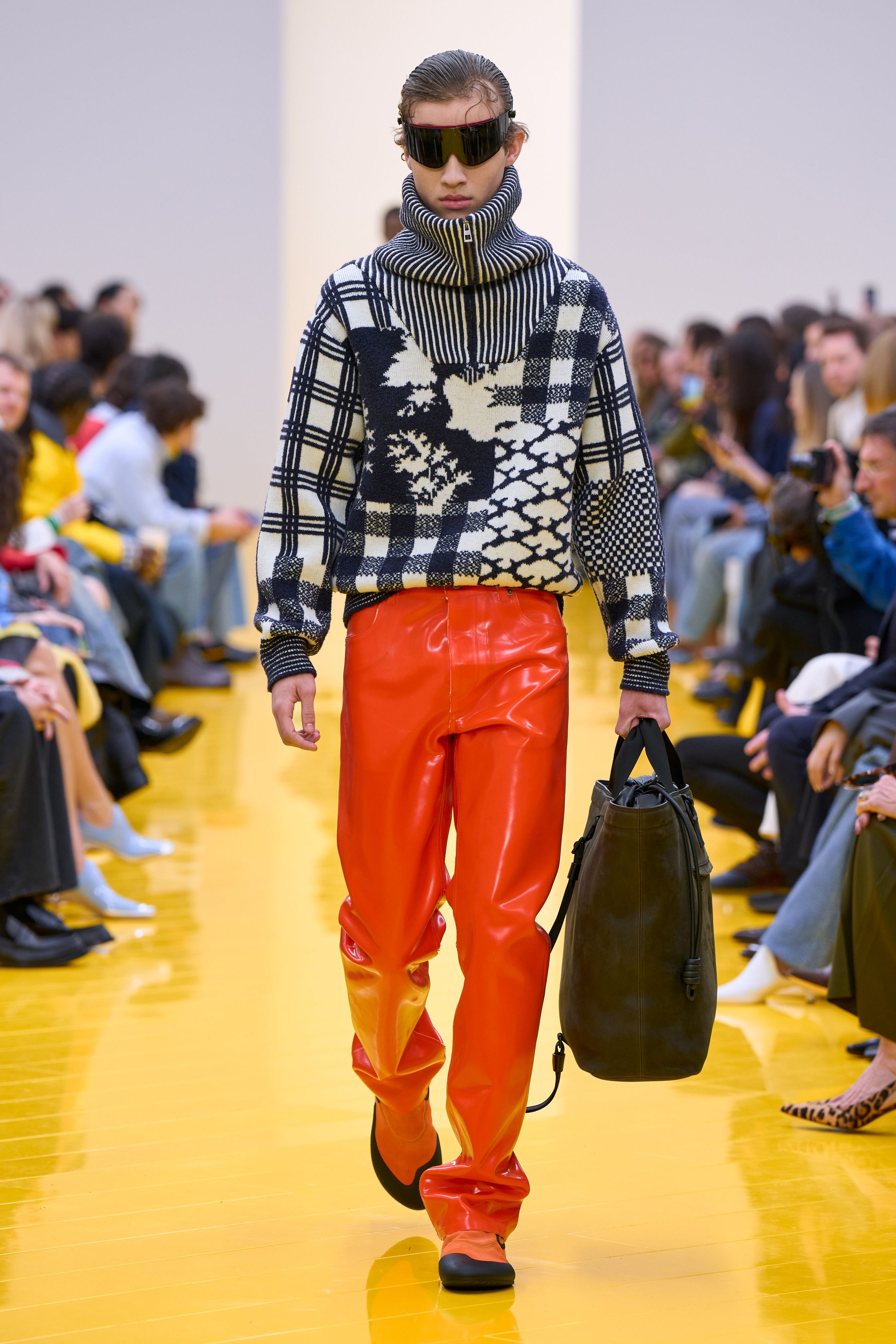 Jonathan Anderson 为 Loewe 带来一场充满艺术实验的秀：黄色地面与鲜明色彩形成强烈视觉舞台，极简廓形针织、雕塑化皮革外套、夸张毛绒结构和实验比例裙装共同构建一种“可穿戴雕塑”。从鲜黄、亮蓝到浓郁棕色毛绒，材质对比成为本季核心语言，既有幽默感也带有博物馆式艺术气质-顽石频道趋势研究